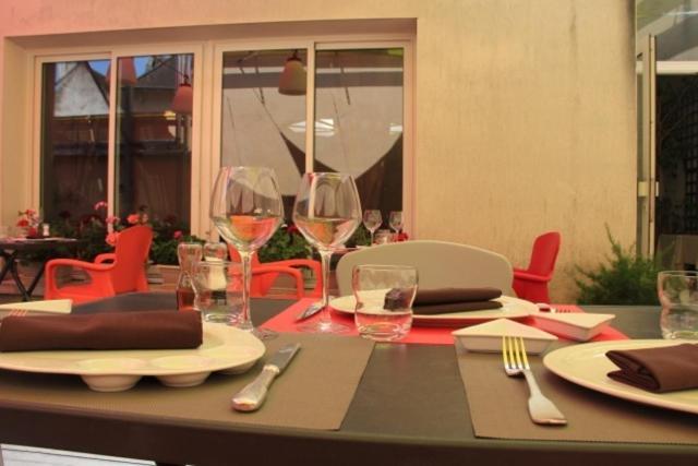Logis Hotel De France Restaurant Le Lucullus منتوريلون المظهر الخارجي الصورة
