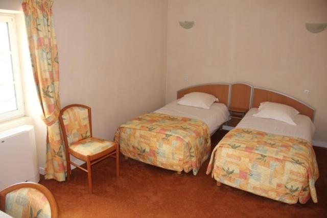 Logis Hotel De France Restaurant Le Lucullus منتوريلون الغرفة الصورة
