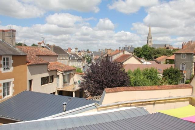 Logis Hotel De France Restaurant Le Lucullus منتوريلون الغرفة الصورة