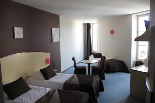 Logis Hotel De France Restaurant Le Lucullus منتوريلون الغرفة الصورة