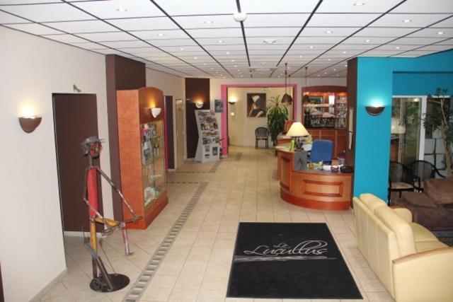 Logis Hotel De France Restaurant Le Lucullus منتوريلون المظهر الخارجي الصورة